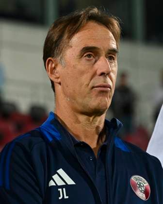 Qatar v Zimbabwe - International Friendly, Länderspiel, Nationalmannschaft Julen Lopetegue,head coach of Qatar looks on prior to the International Friendly match between Qatar and Zimbabwe at Abdullah bin Khalifa Stadium in Doha, Qatar, on November 17, 2025. DOHA Qatar Copyright: xNOUSHADxTHEKKAYILx