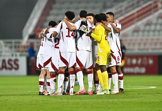 Qatar v Zimbabwe - International Friendly, Länderspiel, Nationalmannschaft Starting players of Qatar gather prior to the International Friendly match between Qatar and Zimbabwe at Abdullah bin Khalifa Stadium in Doha, Qatar, on November 17, 2025. DOHA Qatar Copyright: xNOUSHADxTHEKKAYILx