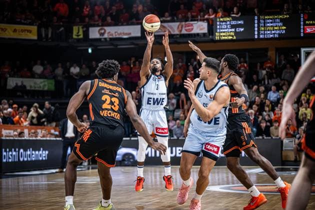 1 Basketball Bundesliga, easyCredit BBL, Season 2025 2026, Men, Cup quarter-finals, 17 11 2025, RASTA Vechta EWE Baskets Oldenburg Christopher Clemons 3 EWE Baskets Oldenburg at Jumpshot Vechta RASTA Dome Lower Saxony Germany