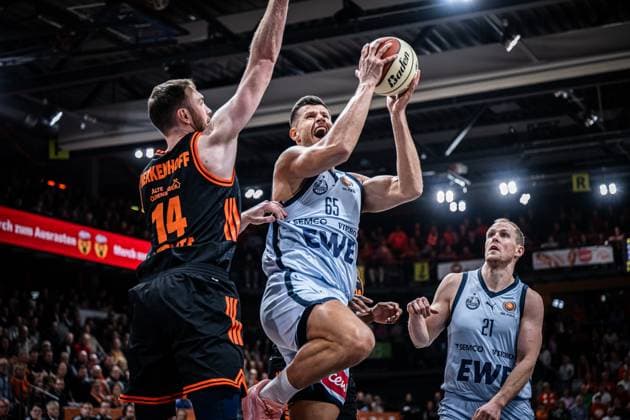 1 Basketball Bundesliga, easyCredit BBL, Season 2025 2026, Men, Cup quarter-finals, 17 11 2025, RASTA Vechta EWE Baskets Oldenburg Filip Stanic 65 EWE Baskets Oldenburg at the Korbleger Vechta RASTA Dome Lower Saxony Germany