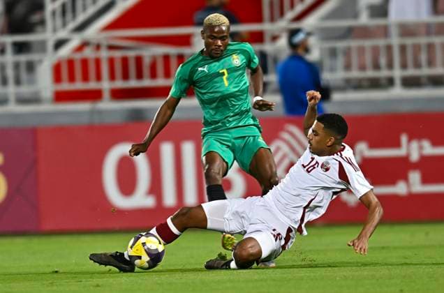 Qatar v Zimbabwe - International Friendly, Länderspiel, Nationalmannschaft Alhashmi Al Hussein (R) of Qatar and Daniel Msendami of Zimbabwe in action during the International Friendly match between Qatar and Zimbabwe at Abdullah bin Khalifa Stadium in Doha, Qatar, on November 17, 2025. DOHA Qatar Copyright: xNOUSHADxTHEKKAYILx