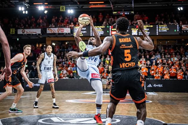 1 Basketball Bundesliga, easyCredit BBL, Season 2025 2026, Men, Cup quarter-finals, 17 11 2025, RASTA Vechta EWE Baskets Oldenburg Christopher Clemons 3 EWE Baskets Oldenburg at Jumpshot Vechta RASTA Dome Lower Saxony Germany