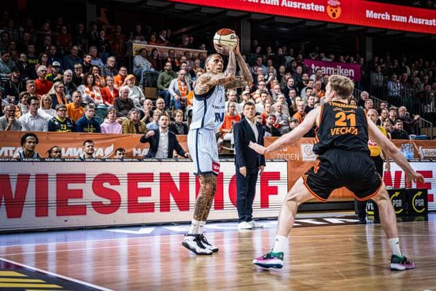 1 Basketball Bundesliga, easyCredit BBL, Season 2025 2026, Men, Cup quarter-finals, 17 11 2025, RASTA Vechta EWE Baskets Oldenburg Michale Kyser 12 EWE Baskets Oldenburg at Jumpshot Vechta RASTA Dome Lower Saxony Germany