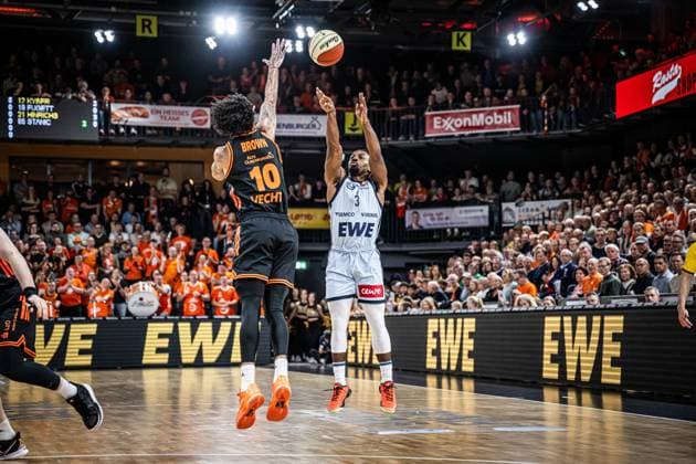 1 Basketball Bundesliga, easyCredit BBL, Season 2025 2026, Men, Cup quarter-finals, 17 11 2025, RASTA Vechta EWE Baskets Oldenburg Christopher Clemons 3 EWE Baskets Oldenburg at Jumpshot Vechta RASTA Dome Lower Saxony Germany
