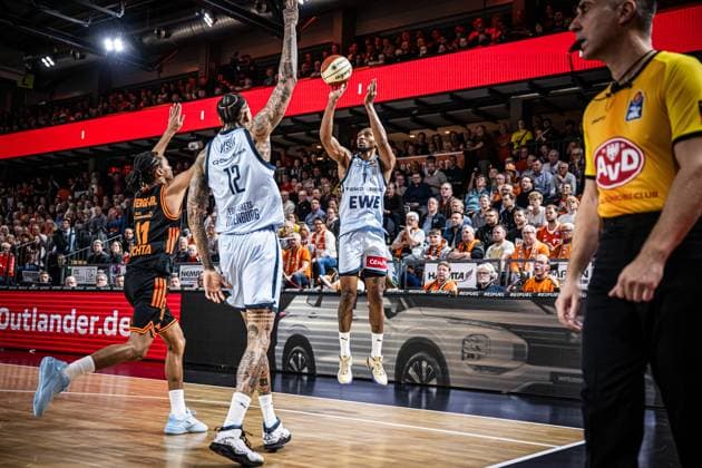 1 Basketball Bundesliga, easyCredit BBL, Season 2025 2026, Men, Cup quarter-finals, 17 11 2025, RASTA Vechta EWE Baskets Oldenburg Dakarai Tucker 7 EWE Baskets Oldenburg at Jumpshot Vechta RASTA Dome Lower Saxony Germany