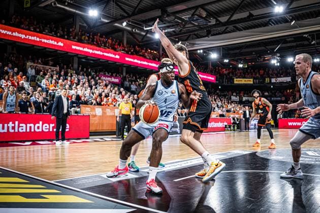 1 Basketball Bundesliga, easyCredit BBL, Season 2025 2026, Men, Cup quarter-finals, 17 11 2025, RASTA Vechta EWE Baskets Oldenburg Brian Fobbs 4 EWE Baskets Oldenburg in action Vechta RASTA Dome Lower Saxony Germany