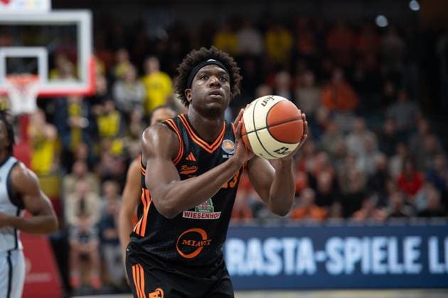 GER, Basketball, BBL Cup, Quarter-final, Rasta Vechta vs EWE Baskets Oldenburg 17 11 2025, Rasta Dome, Vechta, GER, BBL Cup, Quarter-final, Rasta Vechta vs EWE Baskets Oldenburg, pictured at free throw Malcolm DANDRIDGE Rasta Vechta 23 nordphotoxgmbhx xRojahn nph00310