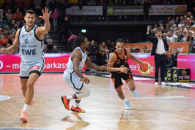 GER, Basketball, BBL Cup, Quarter-final, Rasta Vechta vs EWE Baskets Oldenburg 17 11 2025, Rasta Dome, Vechta, GER, BBL Cup, Quarter-final, Rasta Vechta vs EWE Baskets Oldenburg, pictured Alonzo VERGE JR Rasta Vechta 11 Chris CLEMONS EWE Baskets Oldenburg 3 Filip STANIC EWE Baskets Oldenburg 65 nordphotoxgmbhx xRojahn nph00310