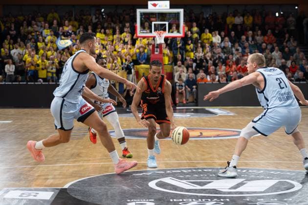 GER, Basketball, BBL Cup, Quarter-finals, Rasta Vechta vs EWE Baskets Oldenburg 17 11 2025, Rasta Dome, Vechta, GER, BBL Cup, Quarter-finals, Rasta Vechta vs EWE Baskets Oldenburg, pictured through the middle Alonzo VERGE JR Rasta Vechta 11 Filip STANIC EWE Baskets Oldenburg 65 Chris CLEMONS EWE Baskets Oldenburg 3 Seth HINRICHS EWE Baskets Oldenburg 21 nordphotoxgmbhx xRojahn nph00310