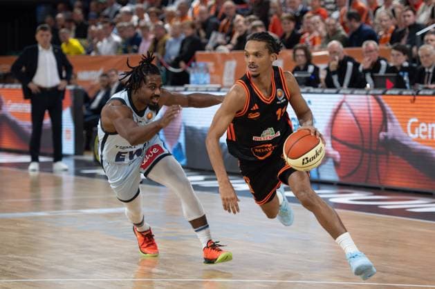 GER, Basketball, BBL Cup, Quarterfinals, Rasta Vechta vs EWE Baskets Oldenburg 17 11 2025, Rasta Dome, Vechta, GER, BBL Cup, Quarterfinals, Rasta Vechta vs EWE Baskets Oldenburg, pictured Alonzo VERGE JR Rasta Vechta 11 Chris CLEMONS EWE Baskets Oldenburg 3 nordphotoxgmbhx xRojahn nph00310