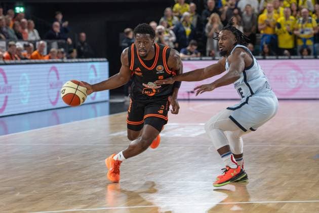 GER, Basketball, BBL Cup, Quarterfinals, Rasta Vechta vs EWE Baskets Oldenburg 17 11 2025, Rasta Dome, Vechta, GER, BBL Cup, Quarterfinals, Rasta Vechta vs EWE Baskets Oldenburg, pictured TJ BAMBA Rasta Vechta 5 Chris CLEMONS EWE Baskets Oldenburg 3 nordphotoxgmbhx xRojahn nph00310