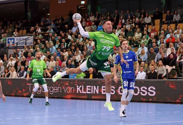 17 11 2025, xovx, Handball Daikin Handball Bundesliga, HSG Wetzlar VfL Gummersbach v l Philipp Ahouansou HSG Wetzlar , Ahmet Nafea HSG Wetzlar , Mathis Häseler VfL Gummersbach Wetzlar Buderus Arena Hessen Germany EN