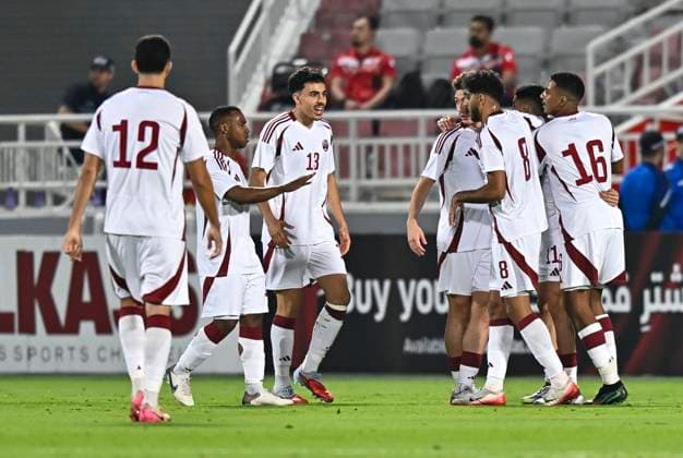 Qatar v Zimbabwe - International Friendly, Länderspiel, Nationalmannschaft Players of Qatar celebrate after scoring the goal during the International Friendly match between Qatar and Zimbabwe at Abdullah bin Khalifa Stadium in Doha, Qatar, on November 17, 2025. DOHA Qatar Copyright: xNOUSHADxTHEKKAYILx