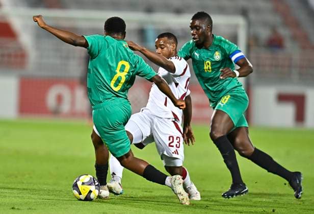 Qatar v Zimbabwe - International Friendly, Länderspiel, Nationalmannschaft Assem Madibo (C) of Qatar and Sean Usheunesu Fusire of Zimbabwe in action during the International Friendly match between Qatar and Zimbabwe at Abdullah bin Khalifa Stadium in Doha, Qatar, on November 17, 2025. DOHA Qatar Copyright: xNOUSHADxTHEKKAYILx