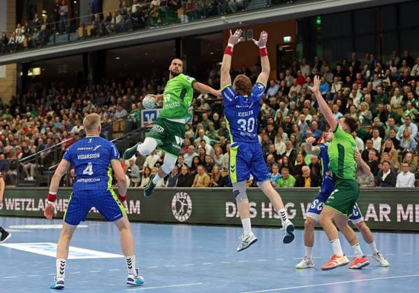 17 11 2025, xovx, Handball Daikin Handball Bundesliga, HSG Wetzlar VfL Gummersbach v l Ellidi Vidarsson VfL Gummersbach , Philipp Ahouansou HSG Wetzlar , Tom Kiesler VfL Gummersbach , Kay Smits VfL Gummersbach , Josip Simic HSG Wetzlar Wetzlar Buderus Arena Hessen Germany EN