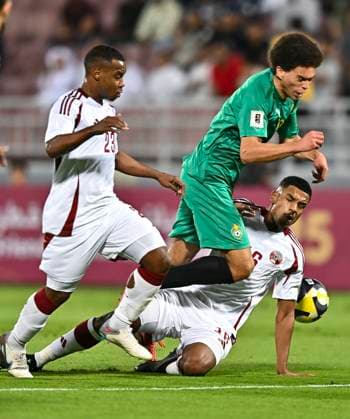 Qatar v Zimbabwe - International Friendly, Länderspiel, Nationalmannschaft Alhashmi Al Hussein (R) of Qatar and Jonah Reinhard Fabisch of Zimbabwe in action during the International Friendly match between Qatar and Zimbabwe at Abdullah bin Khalifa Stadium in Doha, Qatar, on November 17, 2025. DOHA Qatar Copyright: xNOUSHADxTHEKKAYILx