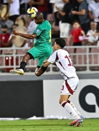 Qatar v Zimbabwe - International Friendly, Länderspiel, Nationalmannschaft Ayoub Aloui (bottom) of Qatar and Prince Mpumelelo Dube of Zimbabwe in action during the International Friendly match between Qatar and Zimbabwe at Abdullah bin Khalifa Stadium in Doha, Qatar, on November 17, 2025. DOHA Qatar Copyright: xNOUSHADxTHEKKAYILx