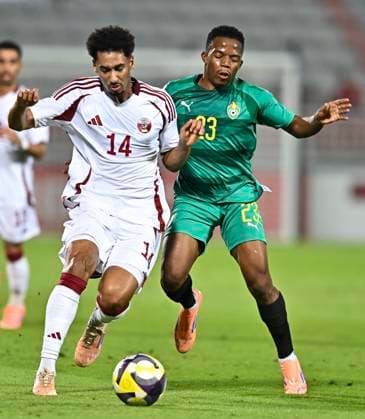 Qatar v Zimbabwe - International Friendly, Länderspiel, Nationalmannschaft Homam Alameen (L) of Qatar and Emmanuel Jalai of Zimbabwe in action during the International Friendly match between Qatar and Zimbabwe at Abdullah bin Khalifa Stadium in Doha, Qatar, on November 17, 2025. DOHA Qatar Copyright: xNOUSHADxTHEKKAYILx