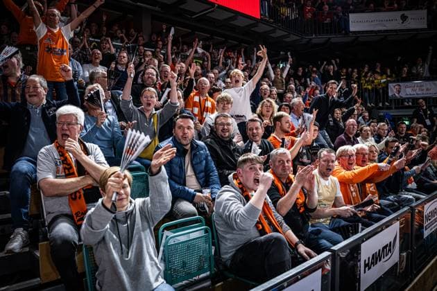 1 Basketball Bundesliga, easyCredit BBL, Season 2025 2026, Men, Cup quarter-finals, 17 11 2025, RASTA Vechta EWE Baskets Oldenburg The fans of RASTA Vechta show emotions during the game Vechta RASTA Dome Lower Saxony Germany