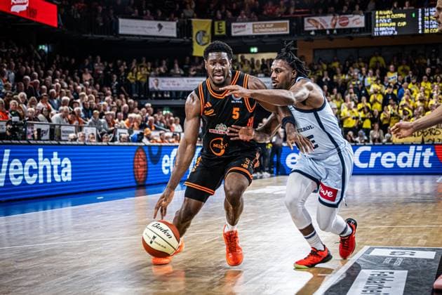 1 Basketball Bundesliga, easyCredit BBL, Season 2025 2026, Men, Cup quarter-finals, 17 11 2025, RASTA Vechta EWE Baskets Oldenburg TJ Bamba 5 RASTA Vechta in action Vechta RASTA Dome Lower Saxony Germany