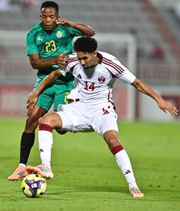 Qatar v Zimbabwe - International Friendly, Länderspiel, Nationalmannschaft Homam Alameen (R) of Qatar and Emmanuel Jalai of Zimbabwe in action during the International Friendly match between Qatar and Zimbabwe at Abdullah bin Khalifa Stadium in Doha, Qatar, on November 17, 2025. DOHA Qatar Copyright: xNOUSHADxTHEKKAYILx