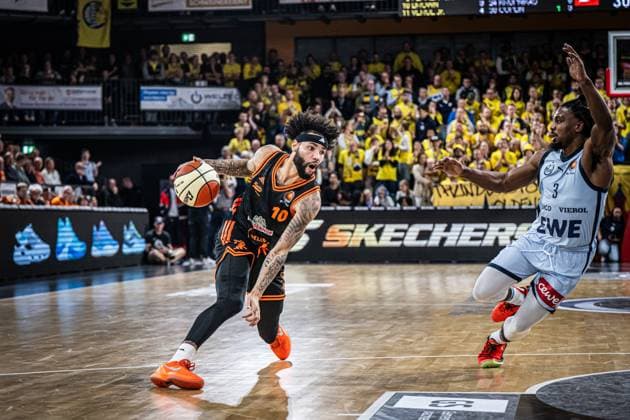 1 Basketball Bundesliga, easyCredit BBL, Season 2025 2026, Men, Cup quarter-finals, 17 11 2025, RASTA Vechta EWE Baskets Oldenburg Tevin Brown 10 RASTA Vechta in action Vechta RASTA Dome Lower Saxony Germany