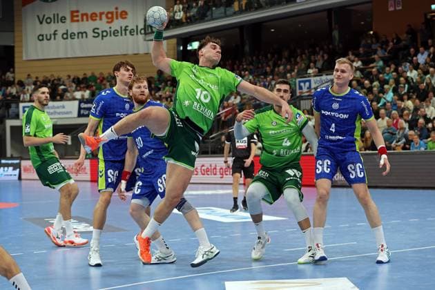 17 11 2025, xovx, Handball Daikin Handball Bundesliga, HSG Wetzlar VfL Gummersbach v l Stefan Cavor HSG Wetzlar , Miro Schluroff VfL Gummersbach , Tom Kiesler VfL Gummersbach , Josip Simic HSG Wetzlar , Filip Vistorop HSG Wetzlar , Ellidi Vidarsson VfL Gummersbach Wetzlar Buderus Arena Hessen Germany EN