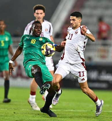 Qatar v Zimbabwe - International Friendly, Länderspiel, Nationalmannschaft Mohammed Khaled (R) of Qatar and Marvelous Nakamba of Zimbabwe in action during the International Friendly match between Qatar and Zimbabwe at Abdullah bin Khalifa Stadium in Doha, Qatar, on November 17, 2025. DOHA Qatar Copyright: xNOUSHADxTHEKKAYILx