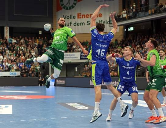 17 11 2025, xovx, Handball Daikin Handball Bundesliga, HSG Wetzlar VfL Gummersbach v l Philipp Ahouansou HSG Wetzlar , Miro Schluroff VfL Gummersbach , Ellidi Vidarsson VfL Gummersbach , Josip Simic HSG Wetzlar Wetzlar Buderus Arena Hessen Germany EN