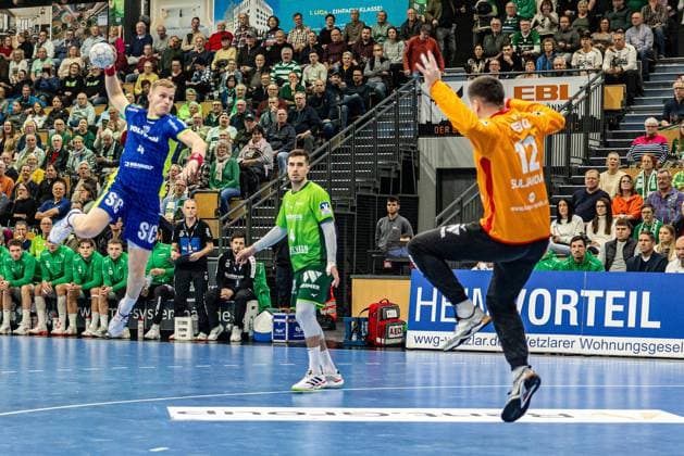 Ellidi Snaer Vioarsson VfL Gummersbach, 04 vs Aladin Suljakovic HSG Wetzlar, 12 , Filip Vistorop HSG Wetzlar, 04 GER, HSG Wetzlar vs VfL Gummersbach, Handball, 1 Bundesliga Men, Matchday 12, Season 2025 2026, 17 11 2025 GER, HSG Wetzlar vs VfL Gummersbach, Handball, 1 Bundesliga Men, Matchday 12, Season 2025 2026, 17 11 2025 Wetzlar Copyright: xEibner-Pressefoto GerhardxWingenx EP_GWR