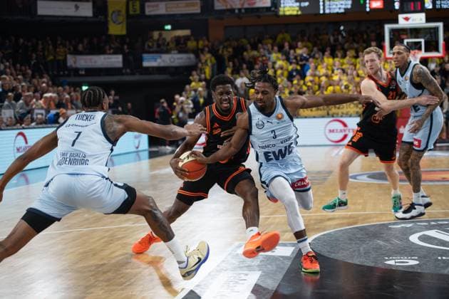 GER, Basketball, BBL Cup, Quarterfinals, Rasta Vechta vs EWE Baskets Oldenburg 17 11 2025, Rasta Dome, Vechta, GER, BBL Cup, Quarterfinals, Rasta Vechta vs EWE Baskets Oldenburg, in the picture TJ BAMBA Rasta Vechta 5 Dakarai TUCKER EWE Baskets Oldenburg 7 Chris CLEMONS EWE Baskets Oldenburg 3 Lars THIEMANN Rasta Vechta 21 Michale KYSER EWE Baskets Oldenburg 12 nordphotoxgmbhx xRojahn nph00310
