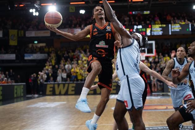 GER, Basketball, BBL Cup, Quarterfinals, Rasta Vechta vs EWE Baskets Oldenburg 17 11 2025, Rasta Dome, Vechta, GER, BBL Cup, Quarterfinals, Rasta Vechta vs EWE Baskets Oldenburg, pictured Alonzo VERGE JR Rasta Vechta 11 Brain FOBBS EWE Baskets Oldenburg 4 nordphotoxgmbhx xRojahn nph00310