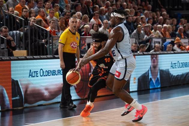 GER, Basketball, BBL Cup, Quarter-final, Rasta Vechta vs EWE Baskets Oldenburg 17 11 2025, Rasta Dome, Vechta, GER, BBL Cup, Quarter-final, Rasta Vechta vs EWE Baskets Oldenburg, pictured Tevin BROWN Rasta Vechta 10 Brain FOBBS EWE Baskets Oldenburg 4 nordphotoxgmbhx xRojahn nph00310