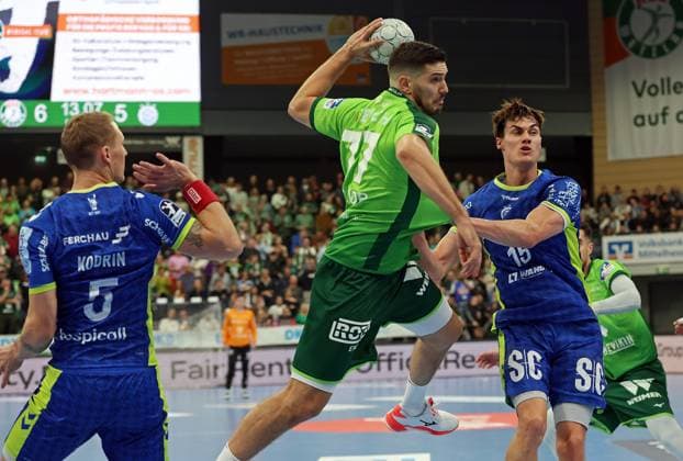17 11 2025, xovx, Handball Daikin Handball Bundesliga, HSG Wetzlar VfL Gummersbach v l Tilen Kodrin VfL Gummersbach , Stefan Cavor HSG Wetzlar , Miro Schluroff VfL Gummersbach Wetzlar Buderus Arena Hessen Germany EN