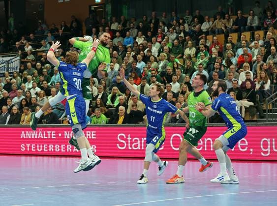 17 11 2025, xovx, Handball Daikin Handball Bundesliga, HSG Wetzlar VfL Gummersbach v l Tom Kiesler VfL Gummersbach , Philipp Ahouansou HSG Wetzlar , Mathis Häseler VfL Gummersbach , Josip Simic HSG Wetzlar , Teitur Einarsson VfL Gummersbach Wetzlar Buderus Arena Hessen Germany EN