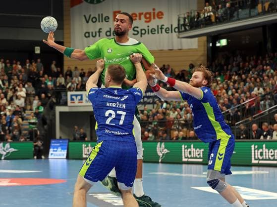 17 11 2025, xovx, Handball Daikin Handball Bundesliga, HSG Wetzlar VfL Gummersbach v l Kristjan Horzen VfL Gummersbach , Philipp Ahouansou HSG Wetzlar , Tom Kiesler VfL Gummersbach Wetzlar Buderus Arena Hessen Germany EN