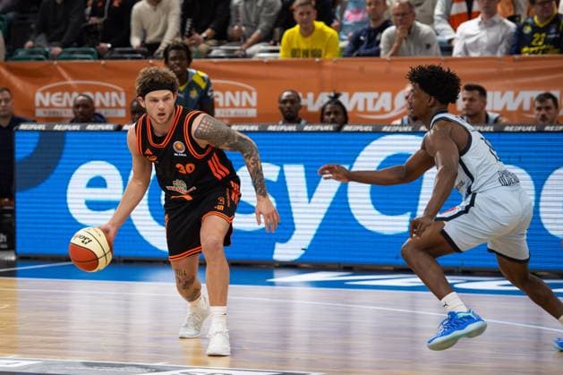 GER, Basketball, BBL Cup, Quarter-final, Rasta Vechta vs EWE Baskets Oldenburg 17 11 2025, Rasta Dome, Vechta, GER, BBL Cup, Quarter-final, Rasta Vechta vs EWE Baskets Oldenburg, pictured new signing Booker COPLIN Rasta Vechta 30 Jon il FUGETT EWE Baskets Oldenburg 19 nordphotoxgmbhx xRojahn nph00310