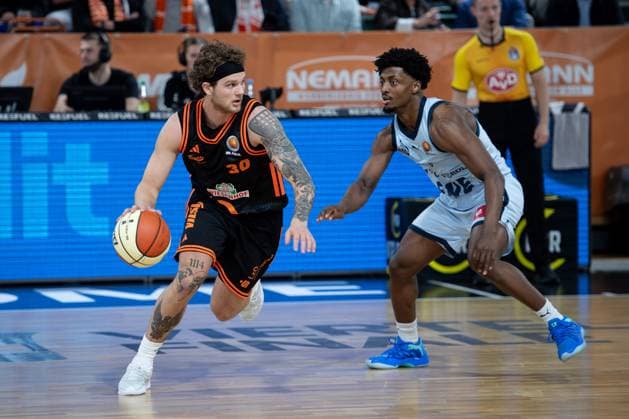 GER, Basketball, BBL Cup, Quarter-final, Rasta Vechta vs EWE Baskets Oldenburg 17 11 2025, Rasta Dome, Vechta, GER, BBL Cup, Quarter-final, Rasta Vechta vs EWE Baskets Oldenburg, pictured new signing Booker COPLIN Rasta Vechta 30 Jon il FUGETT EWE Baskets Oldenburg 19 nordphotoxgmbhx xRojahn nph00310