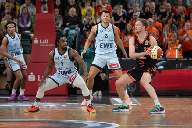 GER, Basketball, BBL Cup, Quarter-final, Rasta Vechta vs EWE Baskets Oldenburg 17 11 2025, Rasta Dome, Vechta, GER, BBL Cup, Quarter-final, Rasta Vechta vs EWE Baskets Oldenburg, pictured Lars THIEMANN Rasta Vechta 21 Chris CLEMONS EWE Baskets Oldenburg 3 Filip STANIC EWE Baskets Oldenburg 65 Nicholas TISCHLER EWE Baskets Oldenburg 11 nordphotoxgmbhx xRojahn nph00310