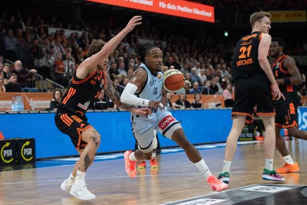GER, Basketball, BBL Cup, Quarter-final, Rasta Vechta vs EWE Baskets Oldenburg 17 11 2025, Rasta Dome, Vechta, GER, BBL Cup, Quarter-final, Rasta Vechta vs EWE Baskets Oldenburg, pictured James WOODARD EWE Baskets Oldenburg 10 Booker COPLIN Rasta Vechta 30 Lars THIEMANN Rasta Vechta 21 nordphotoxgmbhx xRojahn nph00310