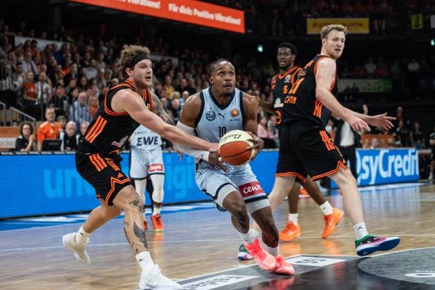 GER, Basketball, BBL Cup, Quarter-final, Rasta Vechta vs EWE Baskets Oldenburg 17 11 2025, Rasta Dome, Vechta, GER, BBL Cup, Quarter-final, Rasta Vechta vs EWE Baskets Oldenburg, pictured James WOODARD EWE Baskets Oldenburg 10 Booker COPLIN Rasta Vechta 30 Lars THIEMANN Rasta Vechta 21 nordphotoxgmbhx xRojahn nph00310