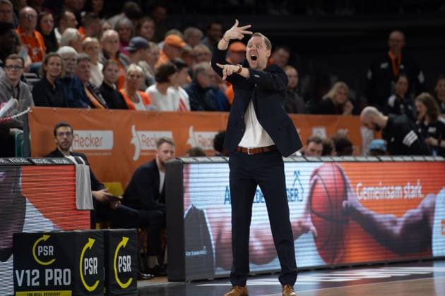 GER, Basketball, BBL Cup, Quarter-final, Rasta Vechta vs EWE Baskets Oldenburg 17 11 2025, Rasta Dome, Vechta, GER, BBL Cup, Quarter-final, Rasta Vechta vs EWE Baskets Oldenburg, pictured on the sideline Christian HELD Rasta Vechta Heachcoach nordphotoxgmbhx xRojahn nph00310