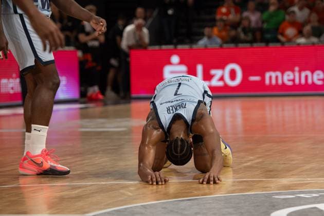 GER, Basketball, BBL Cup, Quarterfinals, Rasta Vechta vs EWE Baskets Oldenburg 17 11 2025, Rasta Dome, Vechta, GER, BBL Cup, Quarterfinals, Rasta Vechta vs EWE Baskets Oldenburg, pictured on the ground Dakarai TUCKER EWE Baskets Oldenburg 7 nordphotoxgmbhx xRojahn nph00310