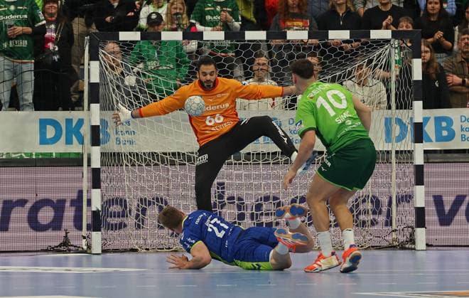 17 11 2025, xovx, Handball Daikin Handball Bundesliga, HSG Wetzlar VfL Gummersbach v l Kristjan Horzen VfL Gummersbach , Karim Hendawy HSG Wetzlar , Josip Simic HSG Wetzlar Wetzlar Buderus Arena Hessen Germany EN