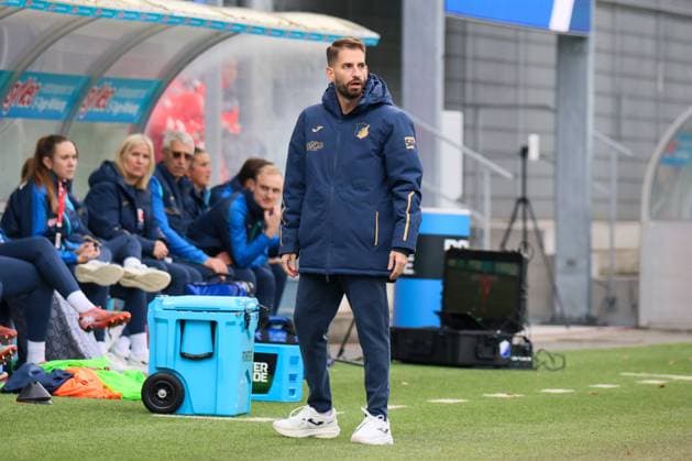 Sinsheim, Germany 16 November 2025 DFB Pokal Women 1 8 Final 2025 2026 TSG 1899 Hoffenheim vs Eintracht Frankfurt In the picture Coach Theodoros Dedes TSG DFB regulations prohibit any use of photographs as image sequences and or quasi video Dietmar Hopp Stadion Baden Württemberg Copyright: xFotostandx xFantinix