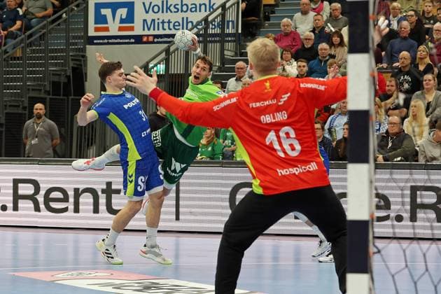 17 11 2025, xovx, Handball Daikin Handball Bundesliga, HSG Wetzlar VfL Gummersbach v l Kay Smits VfL Gummersbach , Jona Schoch HSG Wetzlar , Bertram Obling VfL Gummersbach Wetzlar Buderus Arena Hessen Germany EN