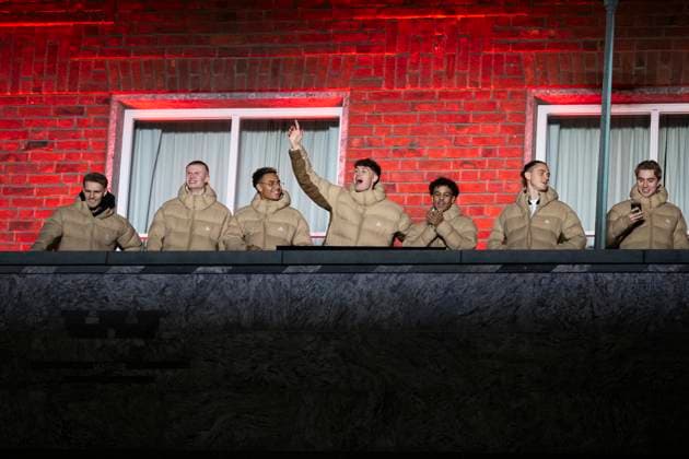 251117 Martin odegaard, Erling Braut Haaland, Antonio Nusa, Jorgen Strand Larsen, Oscar Bobb, Thelo Aasgard and Kristian Thorstvedt of Norway during a team reception at Radhusplassen on November 17, 2025 in Oslo Photo Jon Olav Nesvold BILDBYRAN COP 217 JE0108 fotboll football soccer fotball fifa world cup qualifier norway team reception bbeng  Copyright: JONxOLAVxNESVOLD BB251117JE015