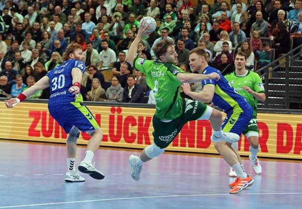 17 11 2025, xovx, Handball Daikin Handball Bundesliga, HSG Wetzlar VfL Gummersbach v l Tom Kiesler VfL Gummersbach , Niklas Theiß HSG Wetzlar , Kristjan Horzen VfL Gummersbach , Jona Schoch HSG Wetzlar Wetzlar Buderus Arena Hessen Germany EN