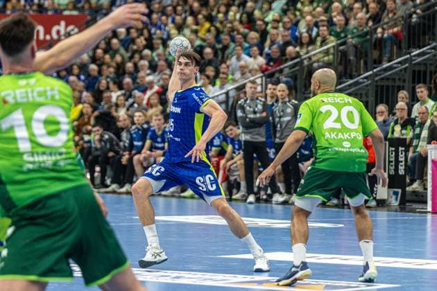 Miro Schluroff VfL Gummersbach, 15 vs David Cyrill Akakpo HSG Wetzlar, 20 GER, HSG Wetzlar vs VfL Gummersbach, Handball, 1 Bundesliga Men, Matchday 12, Season 2025 2026, 17 11 2025 GER, HSG Wetzlar vs VfL Gummersbach, Handball, 1 Bundesliga Men, Matchday 12, Season 2025 2026, 17 11 2025 Wetzlar Copyright: xEibner-Pressefoto GerhardxWingenx EP_GWR