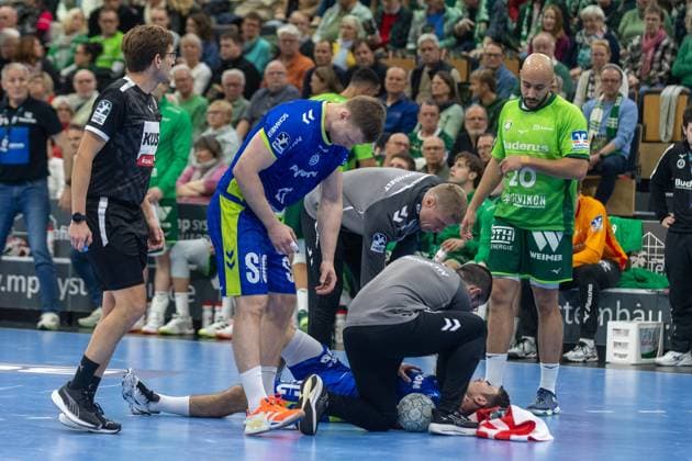Joao Gomes VfL Gummersbach, 03 injured, David Cyrill Akakpo HSG Wetzlar, 20 GER, HSG Wetzlar vs VfL Gummersbach, Handball, 1 Bundesliga Men, Matchday 12, Season 2025 2026, 17 11 2025 GER, HSG Wetzlar vs VfL Gummersbach, Handball, 1 Bundesliga Men, Matchday 12, Season 2025 2026, 17 11 2025 Wetzlar Copyright: xEibner-Pressefoto GerhardxWingenx EP_GWR